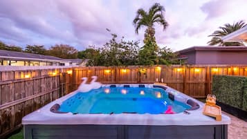 Outdoor spa tub