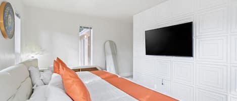 4 chambres, bureau, fer et planche à repasser, lit de bébé portatif