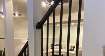 Stylish & Comfortable 3 Queen Beds - Minutes from Downtown