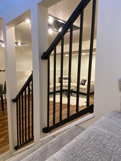 Stylish & Comfortable 3 Queen Beds - Minutes from Downtown