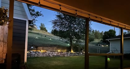 Stylish & Comfortable 3 Queen Beds - Minutes from Downtown