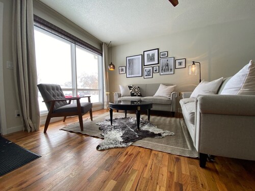 Stylish & Comfortable 3 Queen Beds - Minutes from Downtown