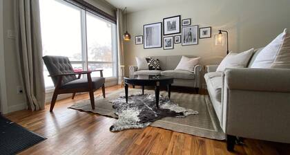 Stylish & Comfortable 3 Queen Beds - Minutes from Downtown
