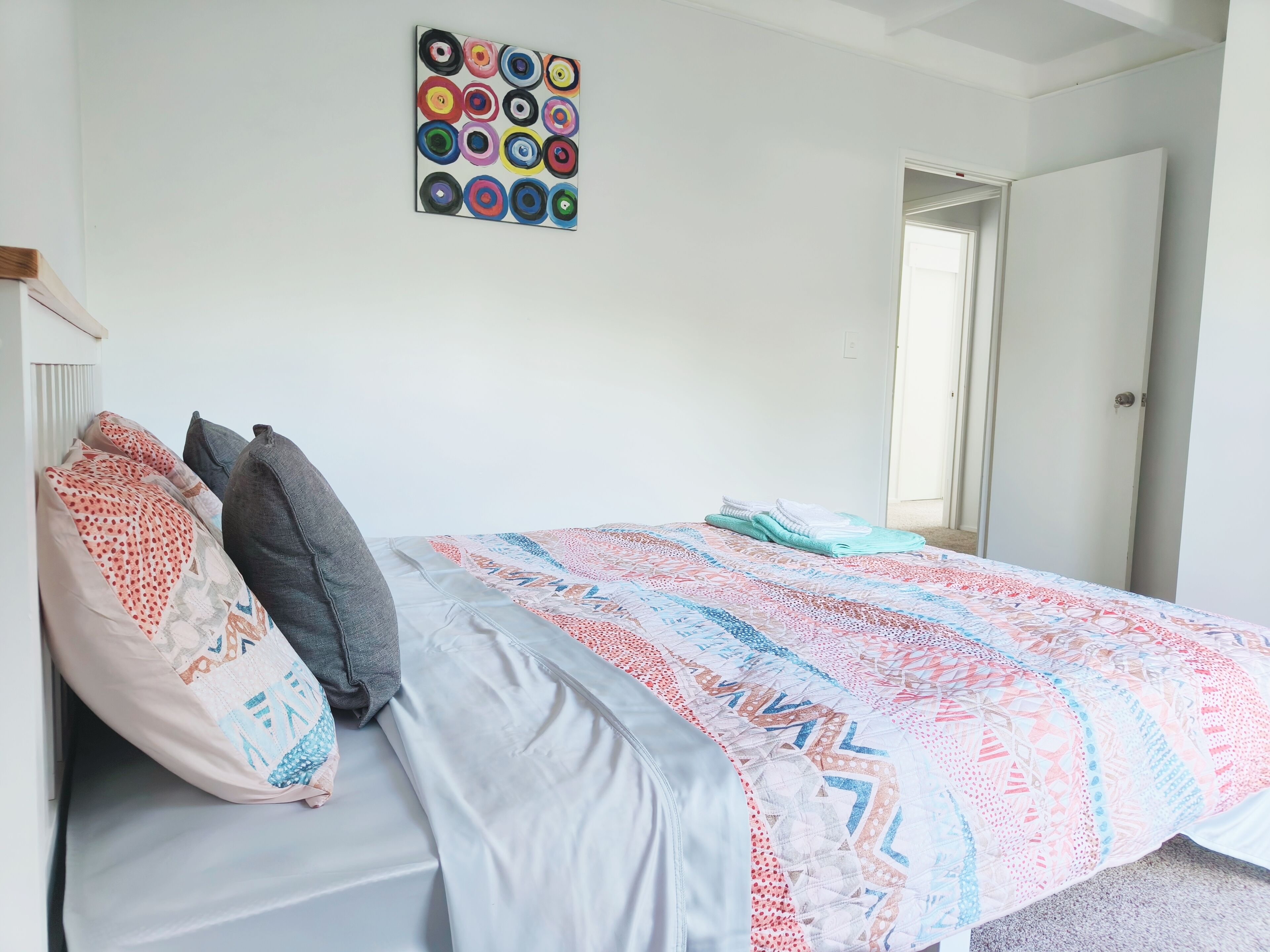 5 bedrooms, WiFi, bed sheets