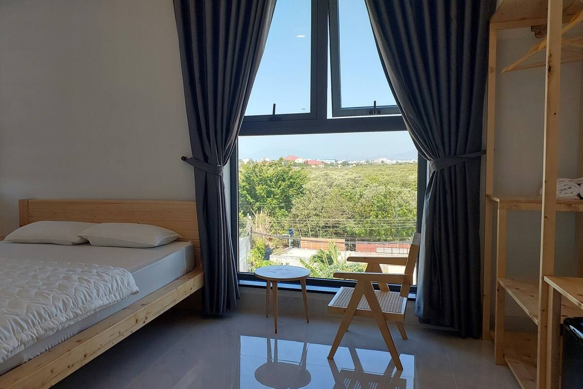 Egyedi berendezés, íróasztal, hangszigetelés és ingyenes wifi