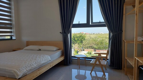 Individuell eingerichtet, Schreibtisch, schallisolierte Zimmer