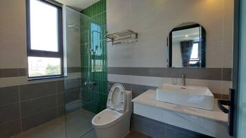 Panoramic Quadruple Room | Bathroom | Rainfall showerhead, hair dryer, slippers, bidet