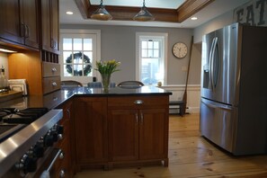 KĂŒhlschrank, Mikrowelle, Ofen, Herdplatte