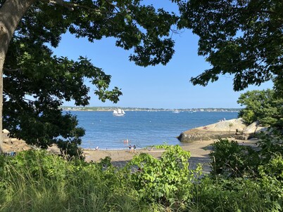 5 minute walk to Beach, Stage Fort Park, and Gloucester Promenade!