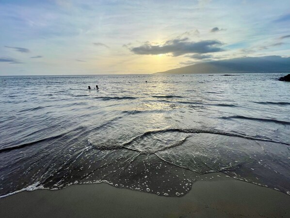 On the beach - Perch - Maui condo: Pool, beach access, daily tranquility on lanai – an indulgent escape. (kihei)