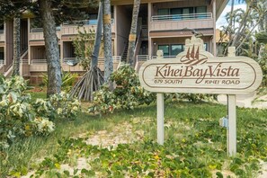 Exterior detail - Perch - Maui condo: Pool, beach access, daily tranquility on lanai – an indulgent escape. (kihei)