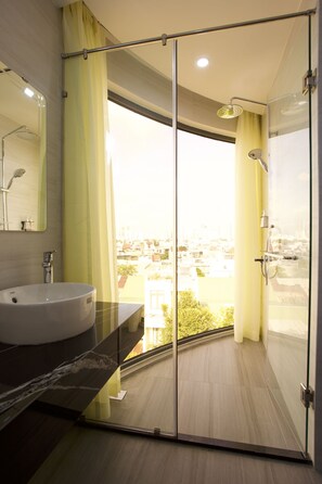 Family Quadruple Room | Bathroom | Free toiletries, hair dryer, slippers - Uyên Phương Hotel Nha Trang (Nha Trang)