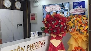 A reception desk with a "WELCOME" mat, a clock, and a sign that reads "UYEN PHUONG". - Uyên Phương Hotel Nha Trang (Nam Nha Trang)