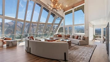 Smart TV, lò sưởi, sách, văn phòng