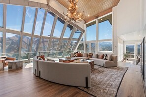 Smart TV, fireplace, books, offices - Casa de Cristal•Sleeps 10+•Epic Views•HotTub•Sauna•Pool•Lux Linens•10Min to RMNP (Estes Park)
