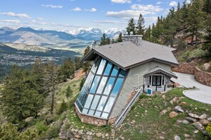 Exterior - Casa de Cristal•Sleeps 10+•Epic Views•HotTub•Sauna•Pool•Lux Linens•10Min to RMNP (Estes Park)