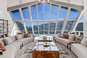 Smart TV, chimenea, libros y oficina 