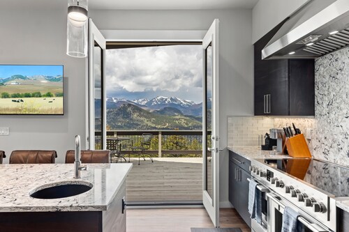 Casa de Cristal•Sleeps 10+•Epic Views•HotTub•Sauna•Pool•Lux Linens•10Min to RMNP