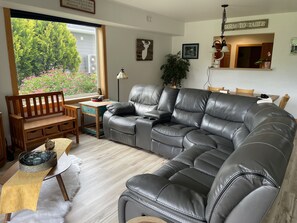 Smart TV - Sitka Oceanfront Townhome- 3bedroom/ 2.5 bath (Sitka)