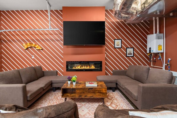 Smart TV y chimenea 