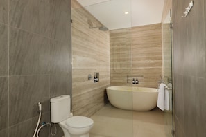 Villa familiar, 4 habitaciones, alberca privada | Baño | Amenidades de baño gratuitas, secadora de cabello, batas, pantuflas