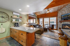 Perhehuoneisto, useita sänkyjä, parveke, vuoristonäköala | 2 makuuhuonetta, allergiatestatut vuodevaatteet