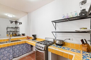 Réfrigérateur, micro-ondes, four, cafetiÚre/bouilloire