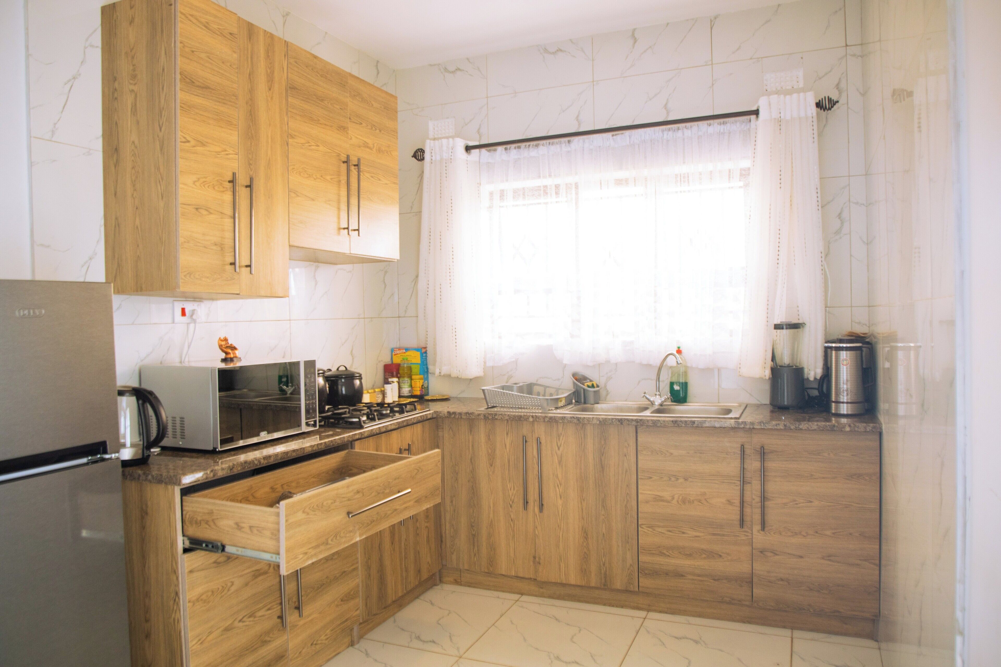 Refrigerador, microondas, horno y parrilla de estufa 