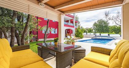 Apartment Ayni With Private Pool