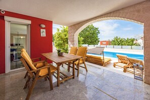 Outdoor dining - Apartment Ayni With Private Pool (Umag)