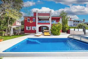 Alberca al aire libre y alberca climatizada