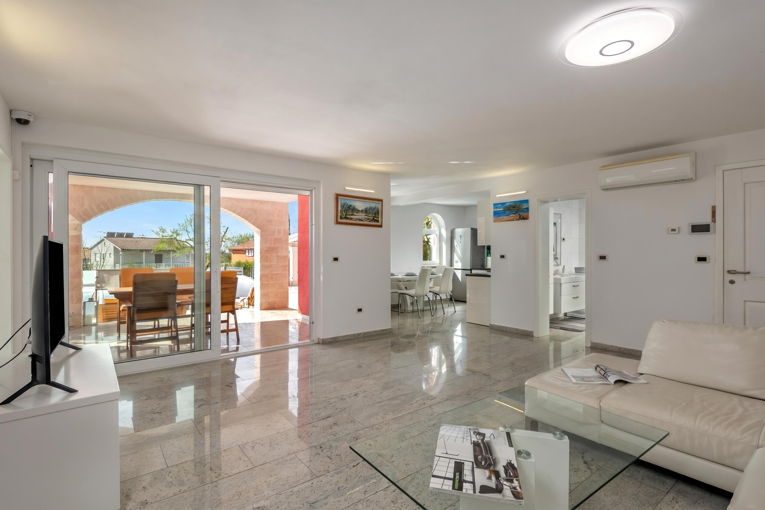 Familieleilighet, flere soverom (Apartment Ayni With Private Pool) | Oppholdsområde | En 21-tommers Flatskjerm-TV med Parabol-TV samt TV
