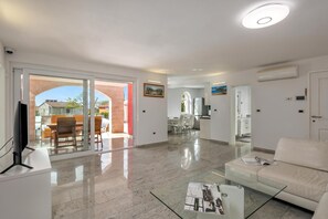 Căn hộ dành cho gia đình, nhiều phòng ngủ (Apartment Ayni With Private Pool) | Khu phòng khách | TV màn hình phẳng 21-inch có truyền hình vệ tinh, TV 