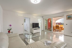 Family Apartment, 2 Bedrooms (Apartment Ayni With Private Pool) | Living room | 21-inch flat-screen TV with satellite channels, TV - Apartment Ayni With Private Pool (Umag)