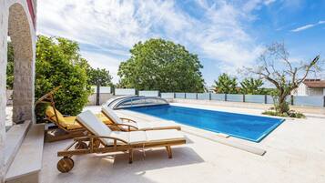 Piscina all'aperto, una piscina riscaldata