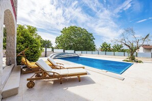 Utendørsbasseng og et oppvarmet basseng