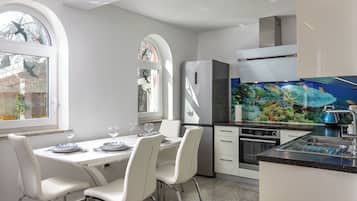 Kühlschrank, Mikrowelle, Ofen, Herdplatte