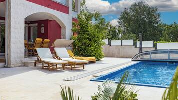 Outdoor pool, a heated pool