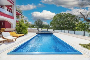 Alberca al aire libre y alberca climatizada