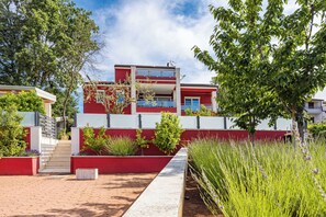 Front of property - Apartment Ayni With Private Pool (Umag)