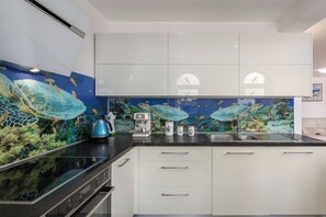 Căn hộ dành cho gia đình, nhiều phòng ngủ (Apartment Ayni With Private Pool) | Bếp riêng | Tủ lạnh, lò vi sóng, lò nướng, bếp nấu 