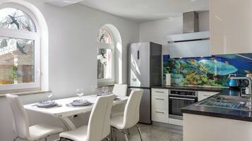 Familienapartment, 2 Schlafzimmer (Apartment Ayni With Private Pool) | Eigene Küche | Kühlschrank, Mikrowelle, Ofen, Herdplatte