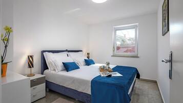 Familienapartment, 2 Schlafzimmer (Apartment Ayni With Private Pool) | 2 Schlafzimmer, laptopgeeigneter Arbeitsplatz, Bügeleisen/Bügelbrett