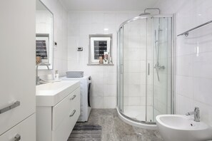 Apartamento familiar, 2 habitaciones (Apartment Ayni With Private Pool) | Baño | Ducha, secador de pelo, bidé y toallas