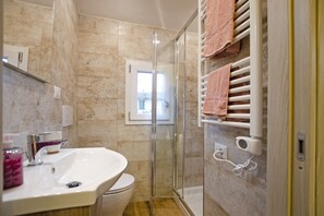 シャワー、ヘアドライヤー、ビデ、タオル