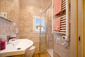 Standaard resortwoning, meerdere slaapkamers (Casina Valentina) | Badkamer | Een douche, een haardroger, een bidet, handdoeken