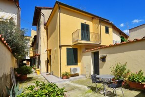 Standard Townhome, Multiple Bedrooms (Casina Valentina) | Outdoor dining - Casina Valentina (Florence)