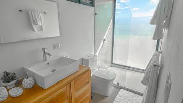 House, 3 Bedrooms, Private Bathroom, Mountainside | Bathroom | Free toiletries