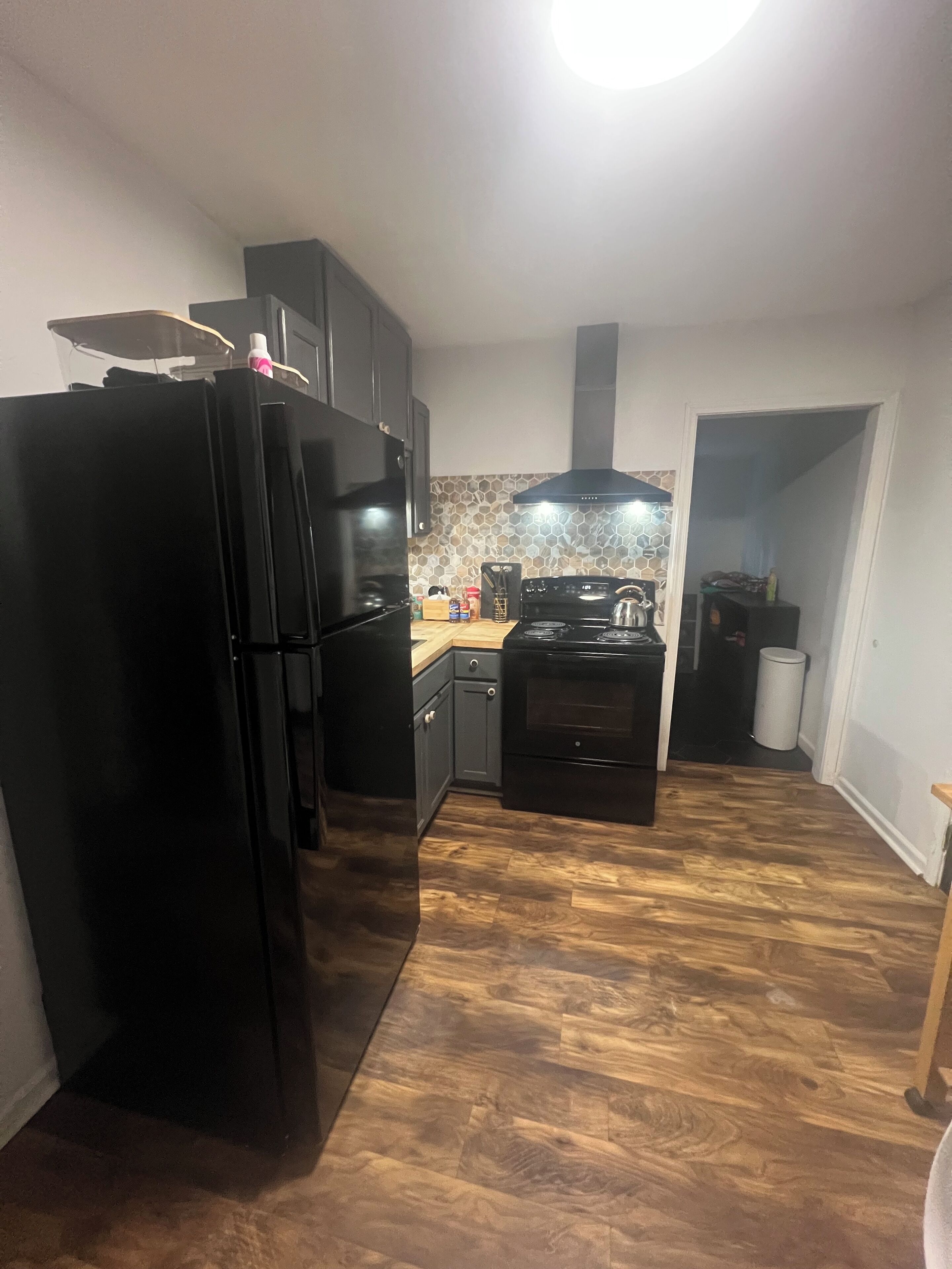 Kjøleskap, mikrobølgeovn, ovn og kokeplater