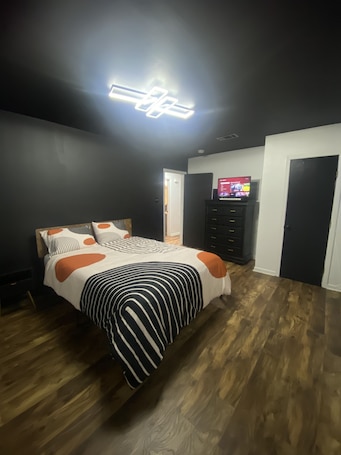 2 bedrooms, desk, iron/ironing board, free WiFi. Modern Cozy Charming 2-bedroom Home with WiFi and AC in enchanting Baton Rouge